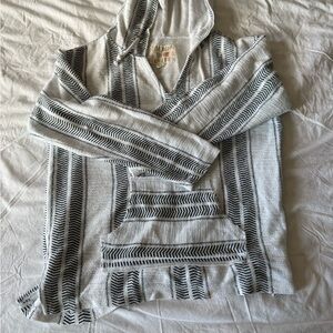 beachlunchlounge Women's V-Neck Sweater in Gray and Black